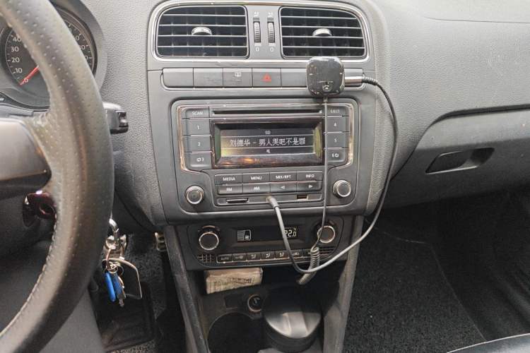 Used Volkswagen Polo 2012 1.6L Cross Polo MT Audio And AC Panel