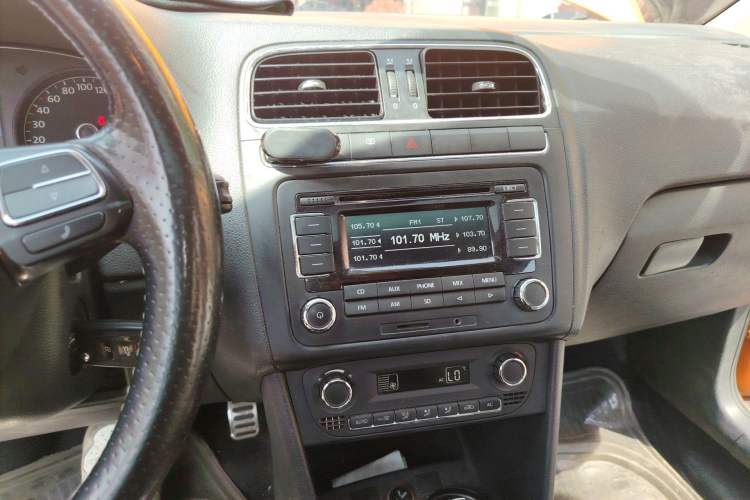 Used Volkswagen Polo 2012 1.6L Cross Polo Automatic Transmission Audio And AC Panel
