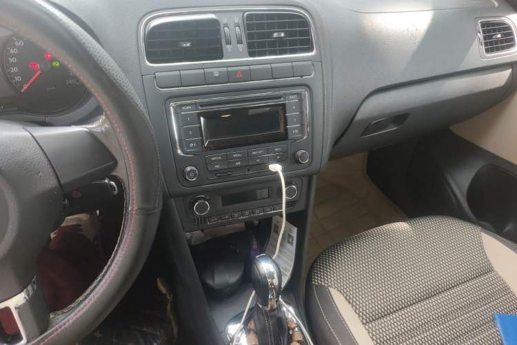 Used Volkswagen Polo 2012 1.6L Cross Polo Automatic Transmission Audio And AC Panel