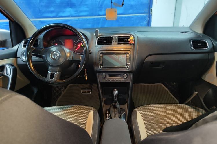 Used Volkswagen Polo 2012 1.6L Cross Polo Automatic Transmission Center Console