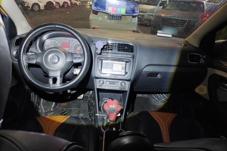 Used Volkswagen Polo 2012 1.6L Cross Polo MT Center Console