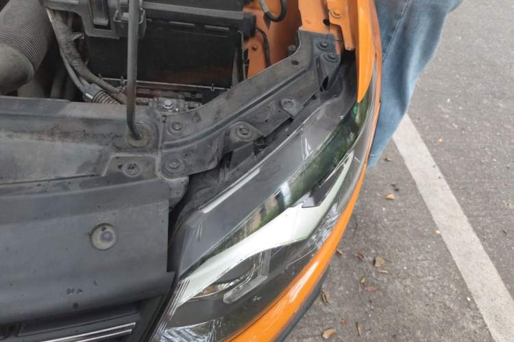 Used Volkswagen Polo 2012 1.6L Cross Polo MT Engine Bay Left