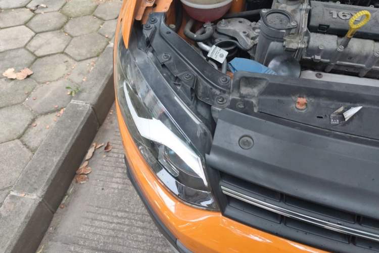 Used Volkswagen Polo 2012 1.6L Cross Polo MT Engine Bay Right