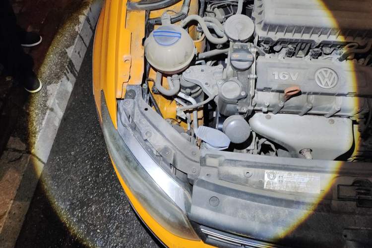 Used Volkswagen Polo 2012 1.6L Cross Polo MT Engine Bay Right
