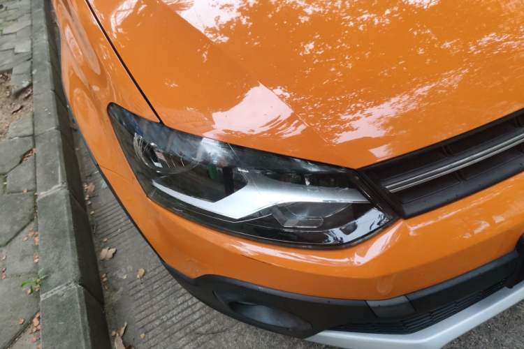 Used Volkswagen Polo 2012 1.6L Cross Polo MT Right Front Headlight