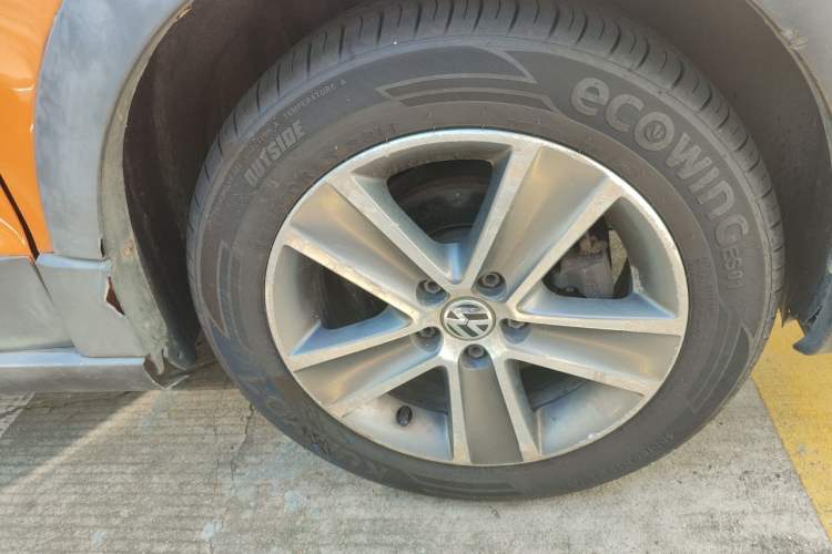 Used Volkswagen Polo  Right Front Wheel Hub