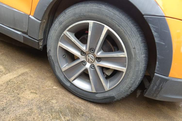 Used Volkswagen Polo 2012 1.6L Cross Polo Automatic Transmission Right Front Wheel Hub