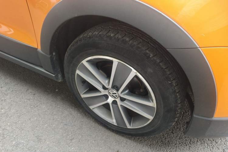 Used Volkswagen Polo 2012 1.6L Cross Polo Automatic Transmission Right Front Wheel Hub