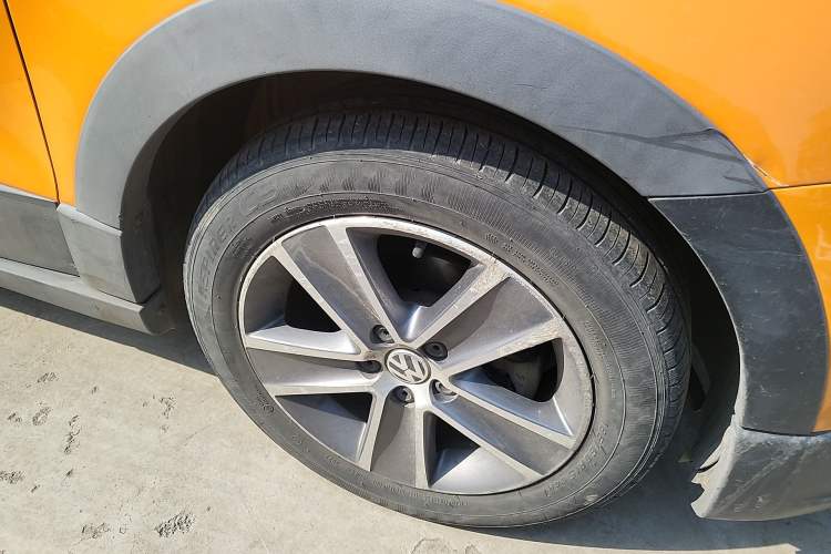 Used Volkswagen Polo 2012 1.6L Cross Polo Automatic Transmission Right Front Wheel Hub