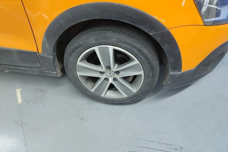 Used Volkswagen Polo 2012 1.6L Cross Polo Automatic Transmission Right Front Wheel Hub