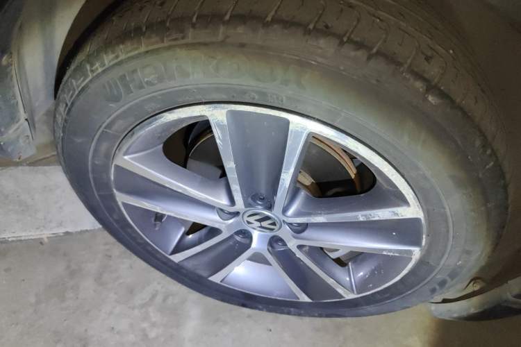 Used Volkswagen Polo 2012 1.6L Cross Polo Automatic Transmission Right Front Wheel Hub