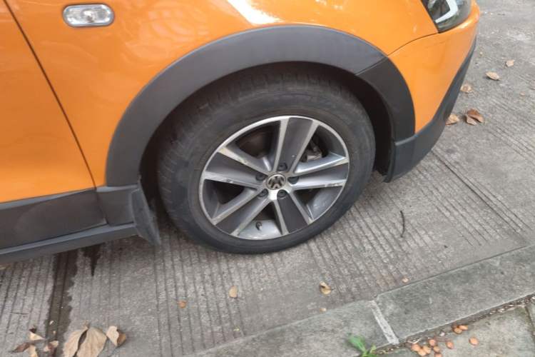 Used Volkswagen Polo 2012 1.6L Cross Polo MT Right Front Wheel Hub