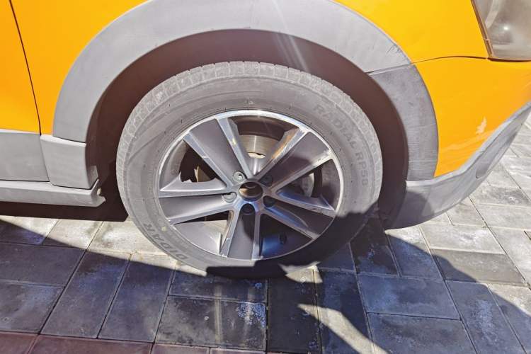 Used Volkswagen Polo 2012 1.6L Cross Polo Automatic Transmission Right Front Wheel Hub