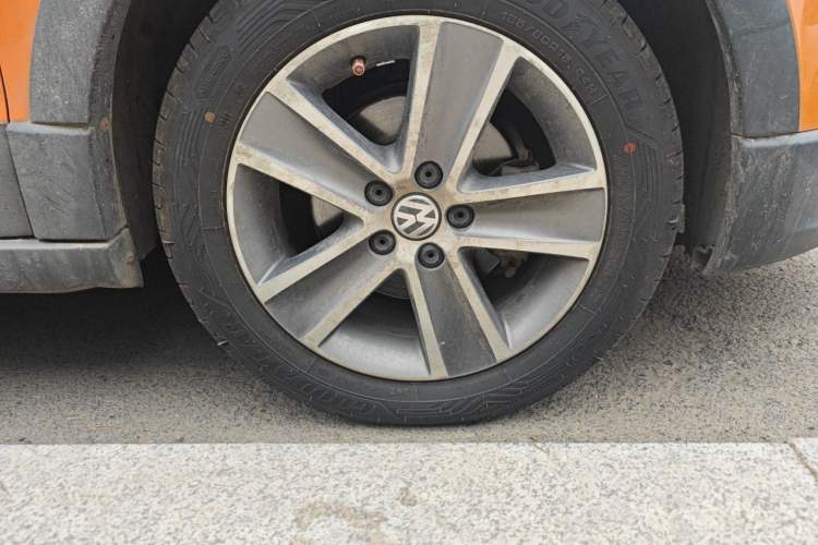 Used Volkswagen Polo 2012 1.6L Cross Polo MT Right Front Wheel Hub