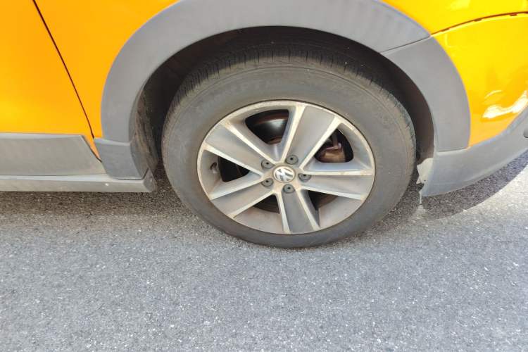 Used Volkswagen Polo 2012 1.6L Cross Polo Automatic Transmission Right Front Wheel Hub