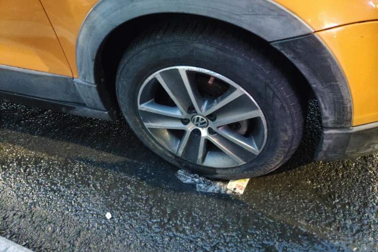 Used Volkswagen Polo 2012 1.6L Cross Polo MT Right Front Wheel Hub