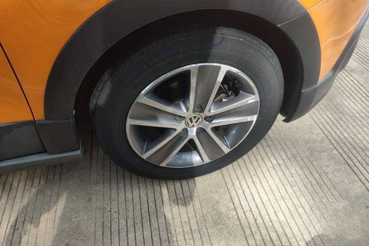 Used Volkswagen Polo 2012 1.6L Cross Polo Automatic Transmission Right Front Wheel Hub