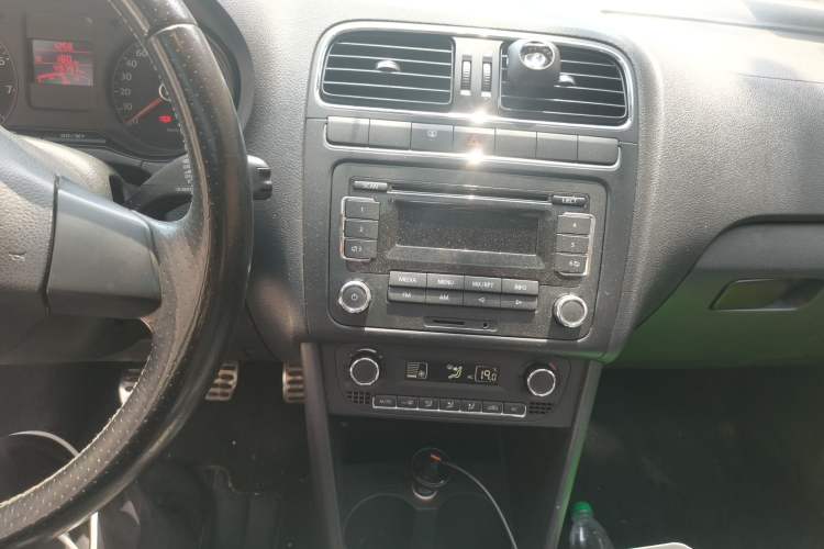 Used Volkswagen Polo 2012 1.6L Cross Polo MT Audio And AC Panel