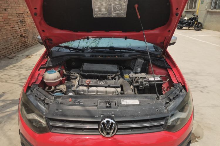 Used Volkswagen Polo 2012 1.6L Cross Polo MT Engine Bay