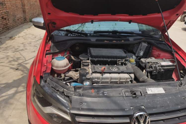 Used Volkswagen Polo 2012 1.6L Cross Polo MT Engine Bay Right