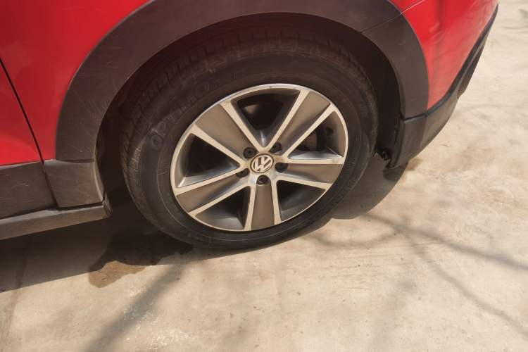 Used Volkswagen Polo 2012 1.6L Cross Polo MT Right Front Wheel Hub