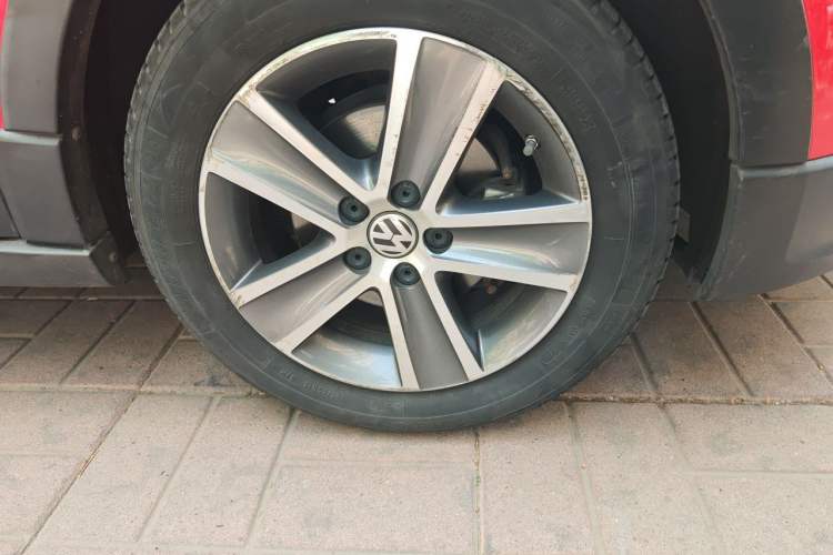 Used Volkswagen Polo 2012 1.6L Cross Polo Automatic Transmission Right Front Wheel Hub
