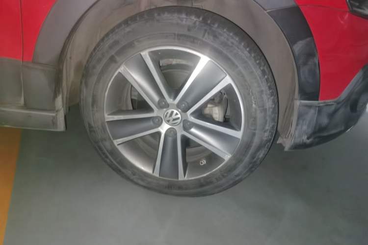 Used Volkswagen Polo 2012 1.6L Cross Polo Automatic Transmission Right Front Wheel Hub