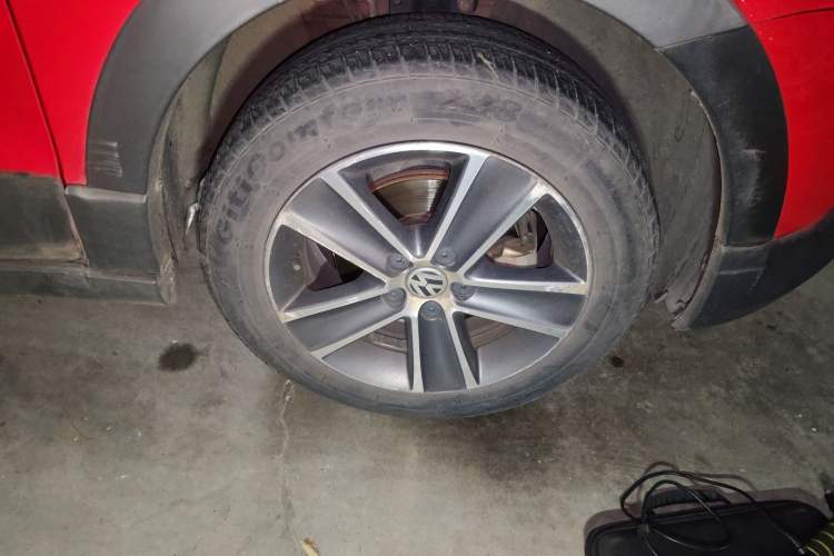 Used Volkswagen Polo 2012 1.6L Cross Polo Automatic Transmission Right Front Wheel Hub