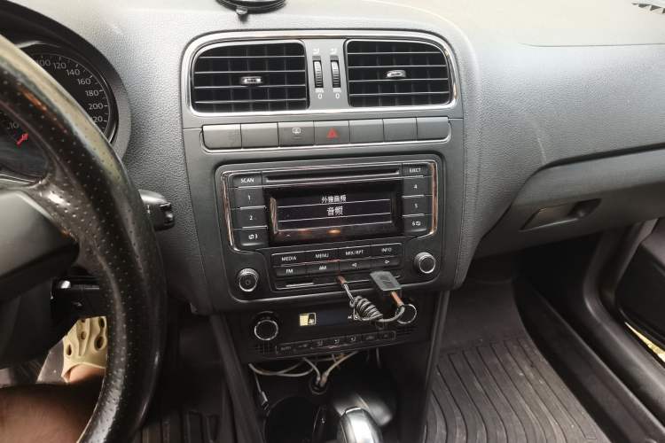 Used Volkswagen Polo 2012 1.6L Cross Polo Automatic Transmission Audio And AC Panel