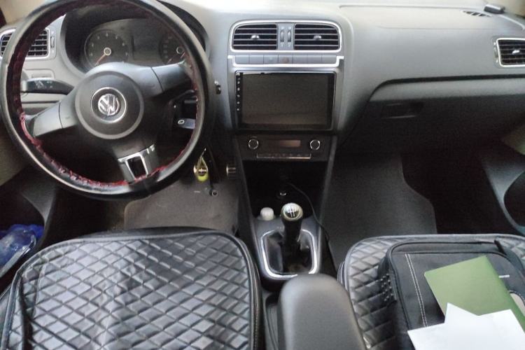 Used Volkswagen Polo 2012 1.6L Cross Polo MT Center Console
