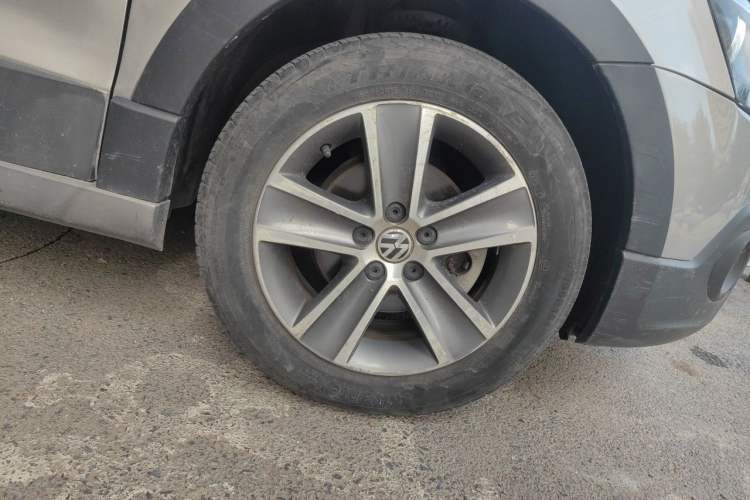Used Volkswagen Polo 2012 1.6L Cross Polo Automatic Transmission Right Front Wheel Hub