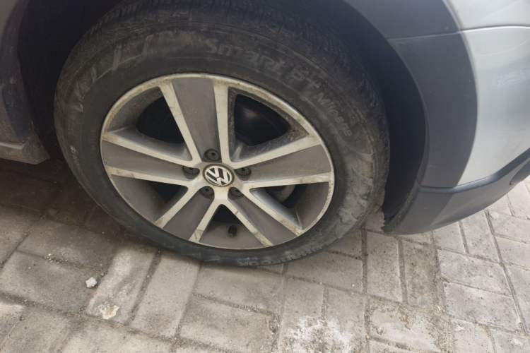 Used Volkswagen Polo 2012 1.6L Cross Polo MT Right Front Wheel Hub