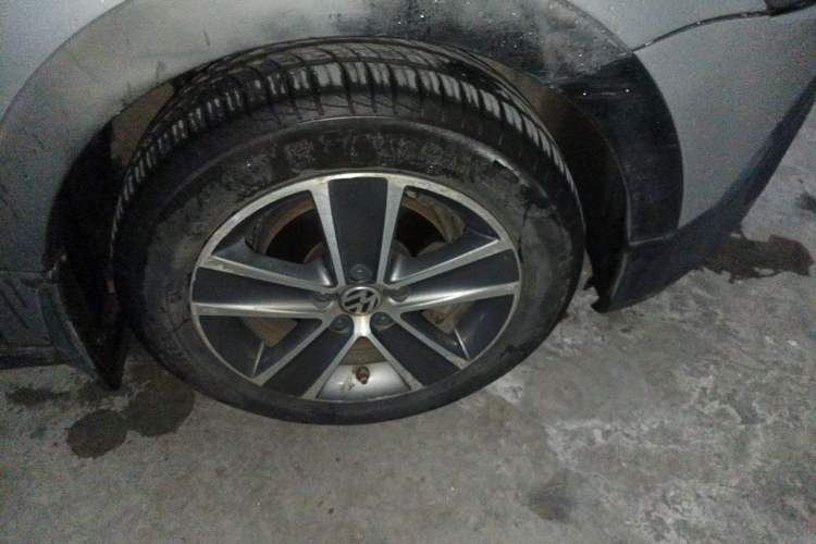 Used Volkswagen Polo 2012 1.6L Cross Polo Automatic Transmission Right Front Wheel Hub