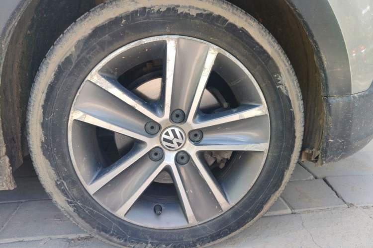Used Volkswagen Polo 2012 1.6L Cross Polo Automatic Transmission Right Front Wheel Hub