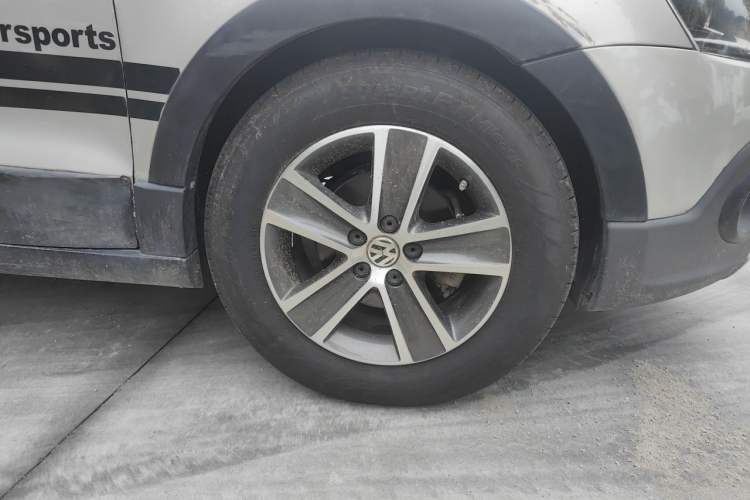 Used Volkswagen Polo 2012 1.6L Cross Polo Automatic Transmission Right Front Wheel Hub