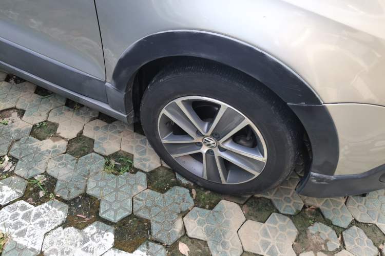 Used Volkswagen Polo 2012 1.6L Cross Polo Automatic Transmission Right Front Wheel Hub