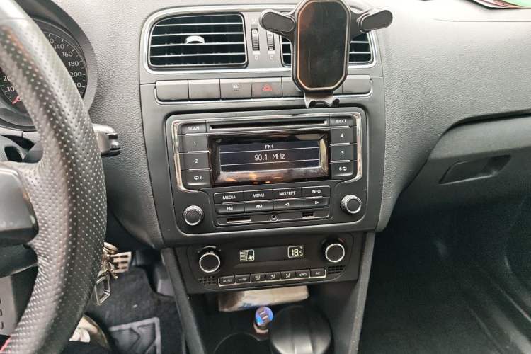 Used Volkswagen Polo 2012 1.6L Cross Polo MT Audio And AC Panel