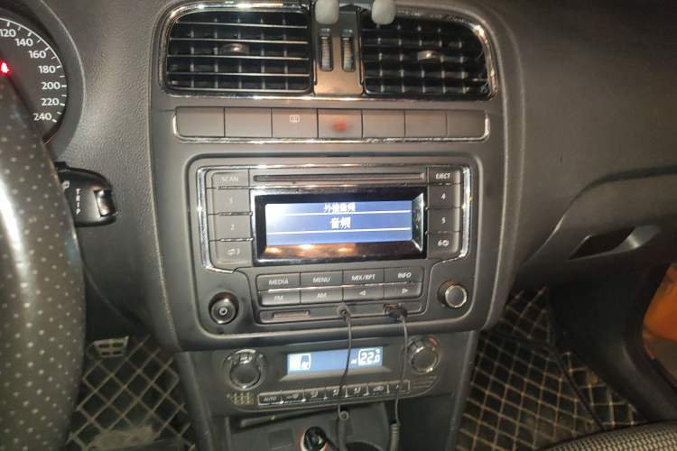 Used Volkswagen Polo 2012 1.6L Cross Polo MT Audio And AC Panel