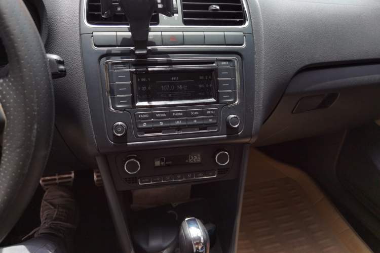 Used Volkswagen Polo 2012 1.6L Cross Polo Automatic Transmission Audio And AC Panel