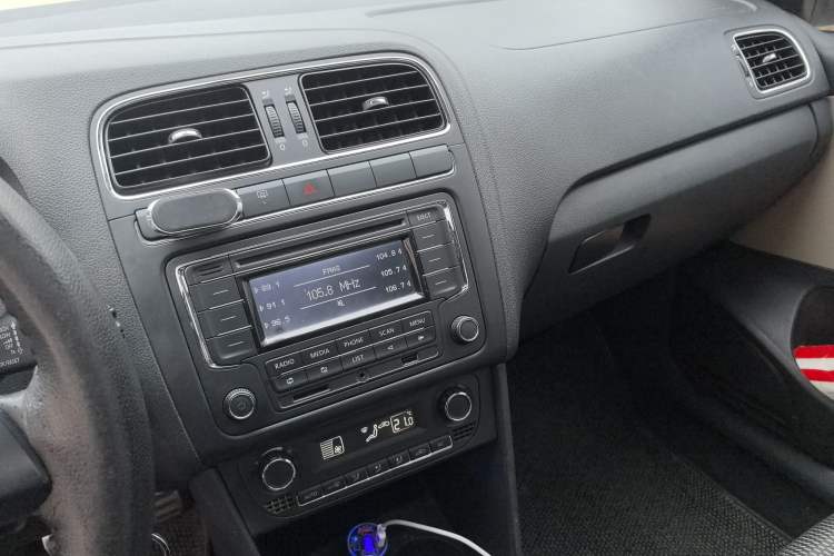 Used Volkswagen Polo 2012 1.6L Cross Polo MT Audio And AC Panel