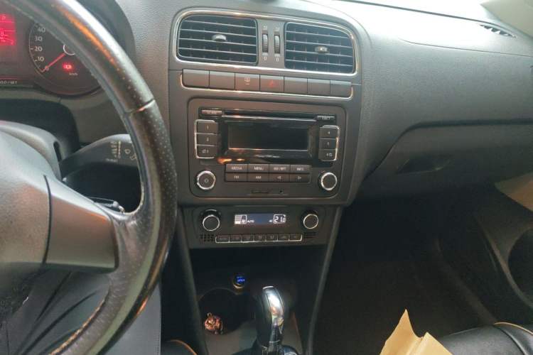 Used Volkswagen Polo 2012 1.6L Cross Polo Automatic Transmission Audio And AC Panel