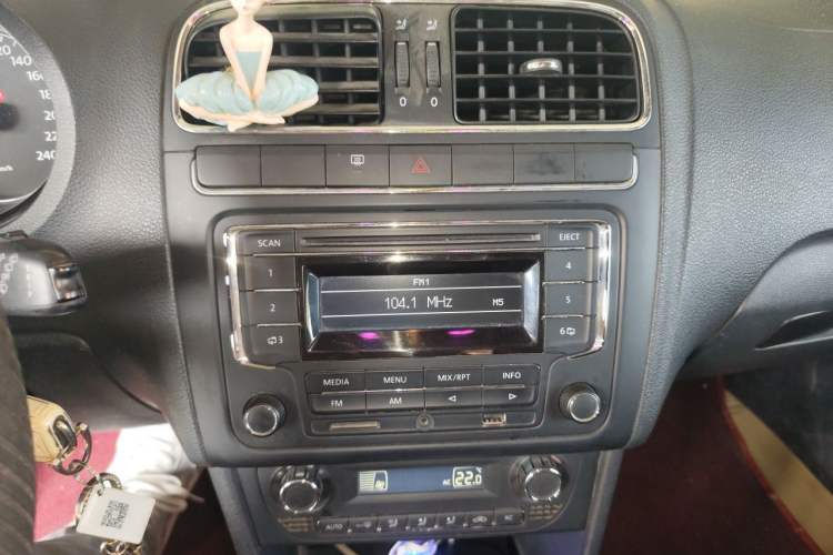 Used Volkswagen Polo 2012 1.6L Cross Polo Automatic Transmission Audio And AC Panel