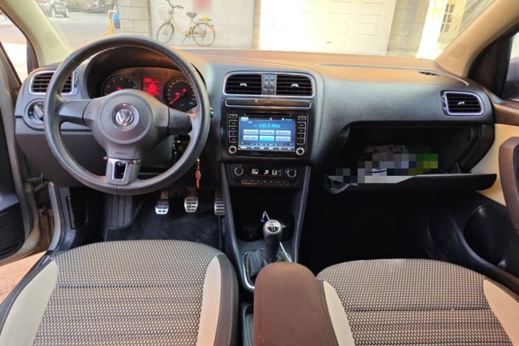 Used Volkswagen Polo 2012 1.6L Cross Polo MT Center Console