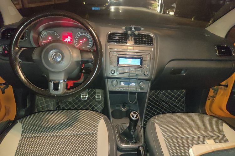 Used Volkswagen Polo 2012 1.6L Cross Polo MT Center Console