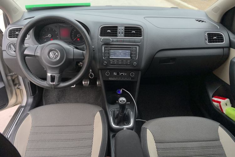 Used Volkswagen Polo 2012 1.6L Cross Polo MT Center Console