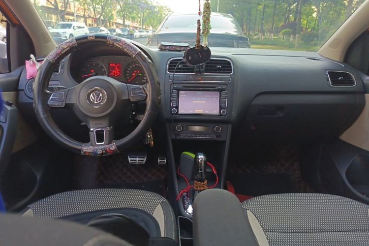 Used Volkswagen Polo 2012 1.6L Cross Polo Automatic Transmission Center Console