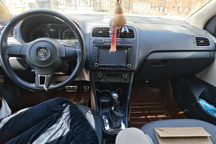 Used Volkswagen Polo 2012 1.6L Cross Polo Automatic Transmission Center Console