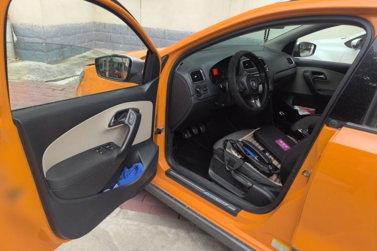 Used Volkswagen Polo 2012 1.6L Cross Polo MT Driver Seat