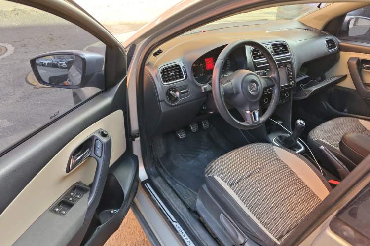 Used Volkswagen Polo 2012 1.6L Cross Polo MT Driver Seat