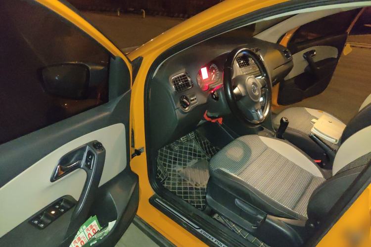 Used Volkswagen Polo 2012 1.6L Cross Polo MT Driver Seat